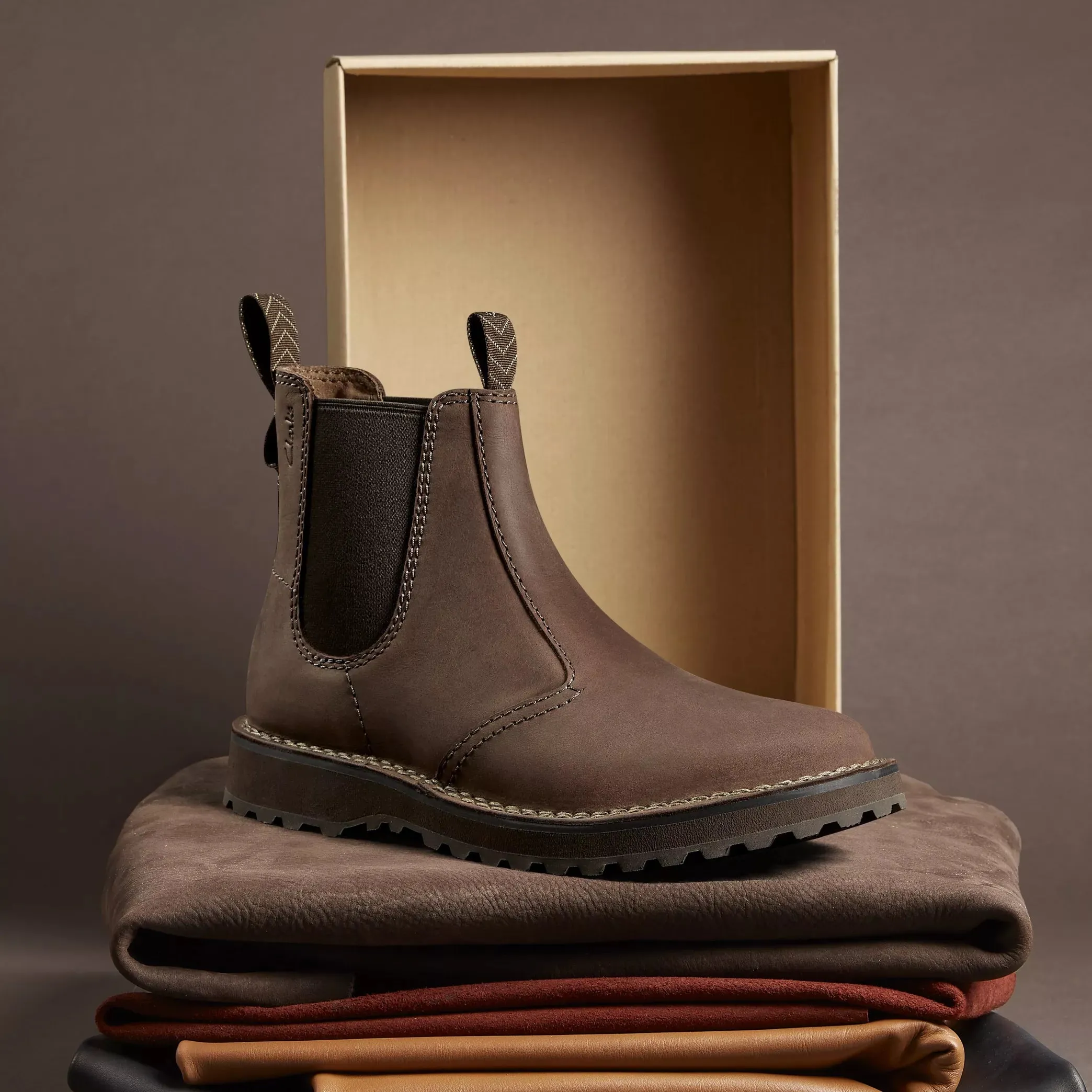 CLARKS | BOTAS HOMBRE | SOLSBURY EASY DARK BROWN LEATHER | MARRÓN