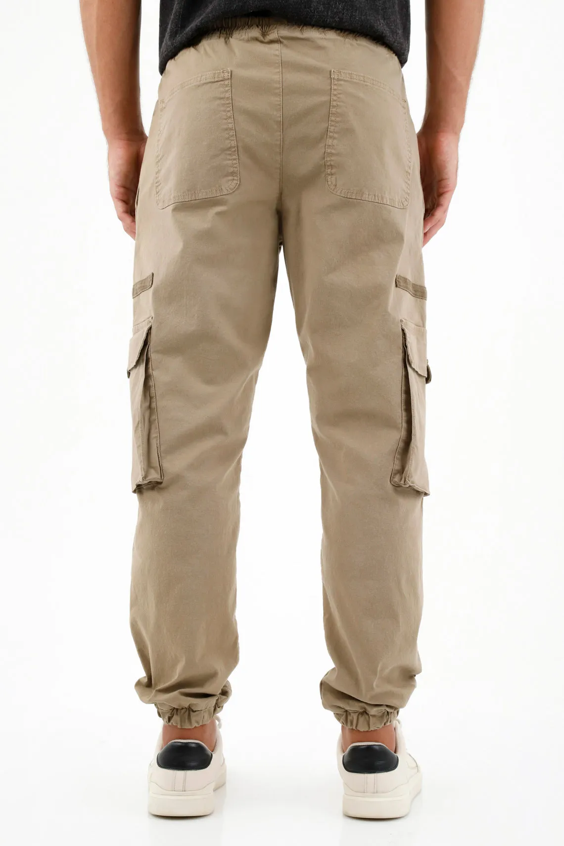 Pantalón café tipo jogger para hombre