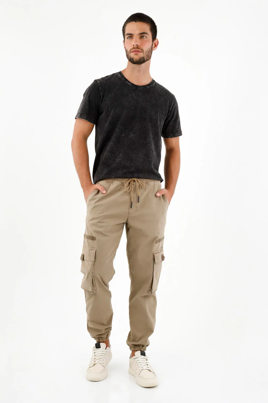 Pantalón café tipo jogger para hombre