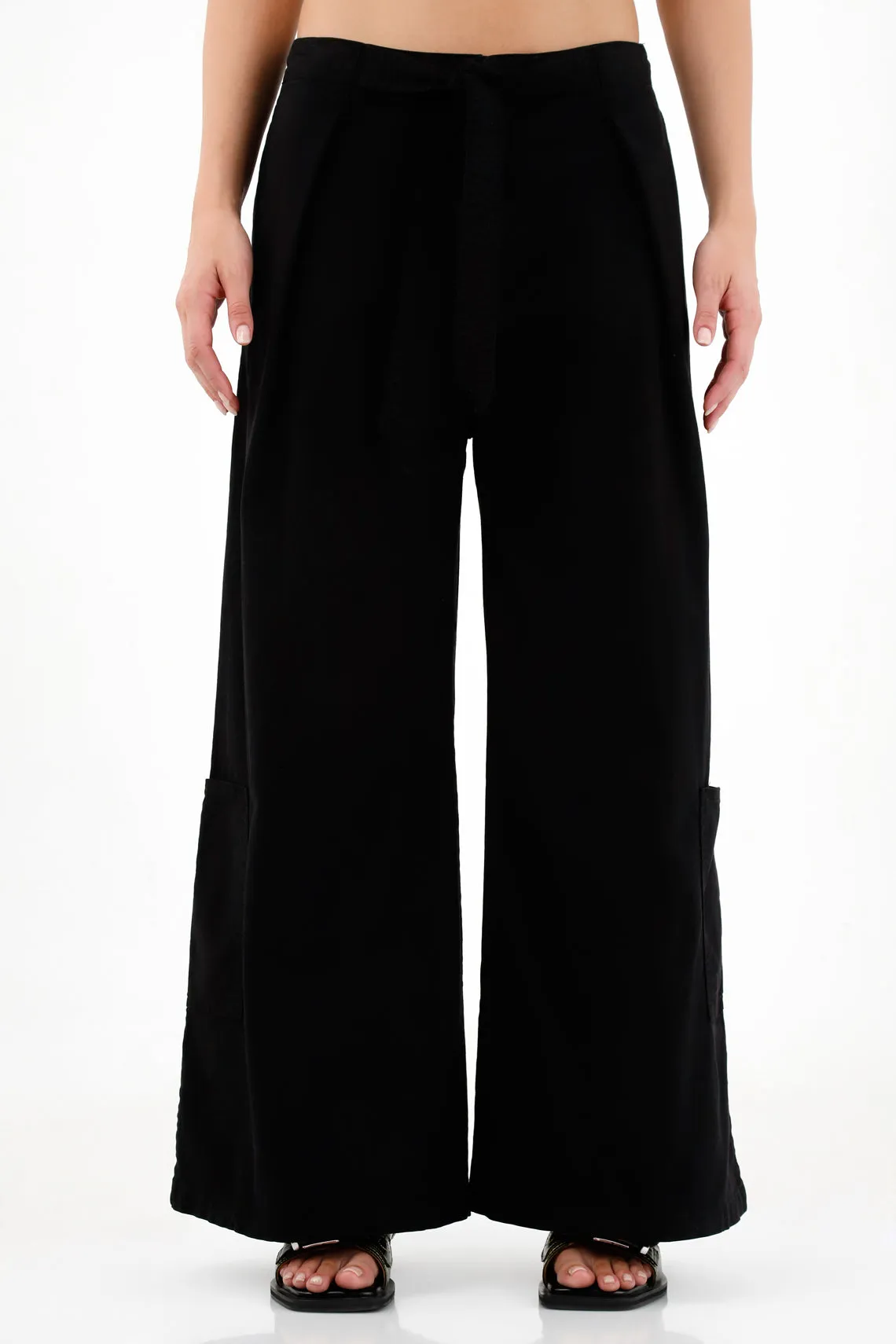 Pantalón negro tipo cargo para mujer