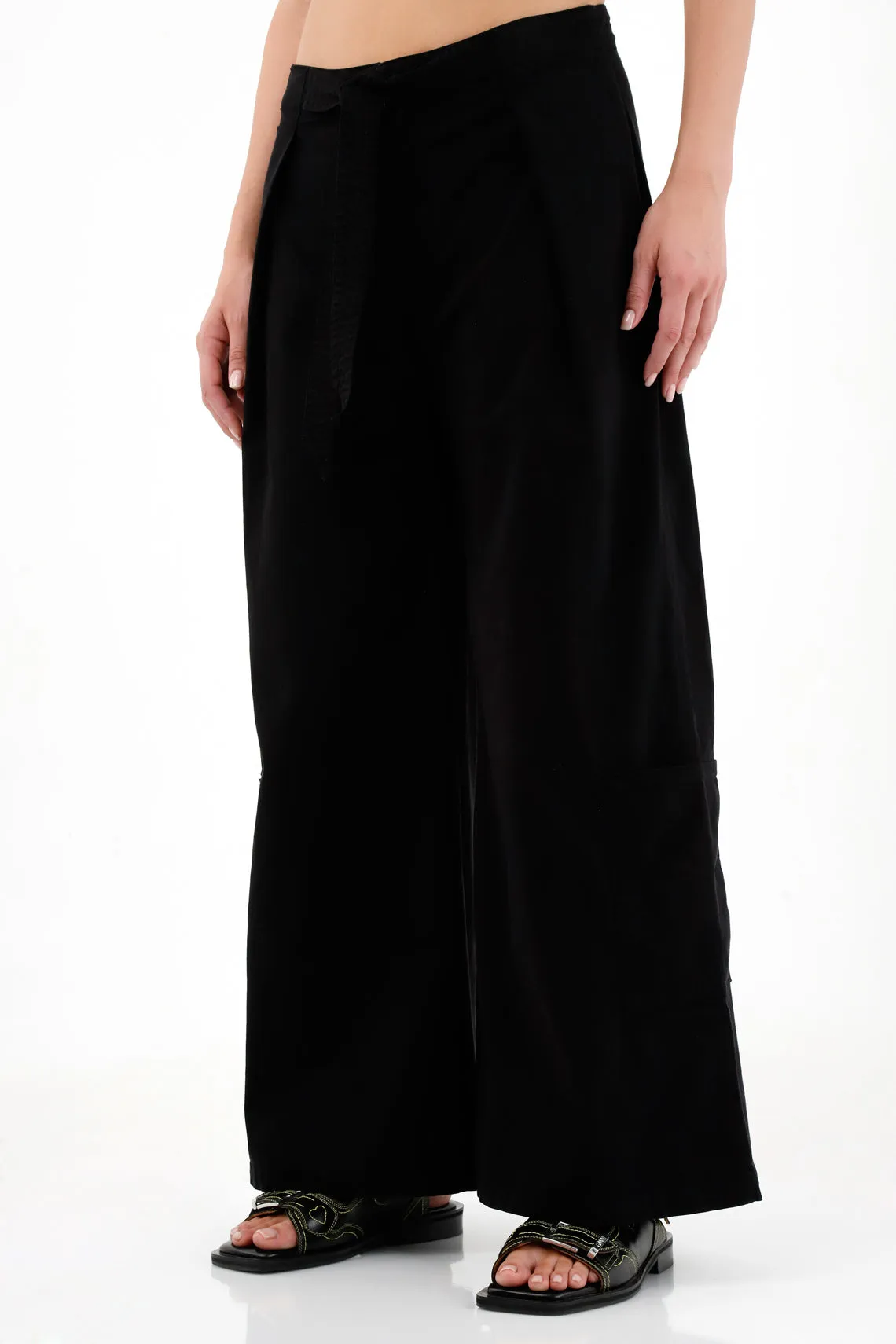 Pantalón negro tipo cargo para mujer