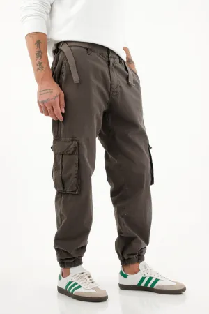 Pantalón tipo Jogger con bolsillos cargo café para hombre