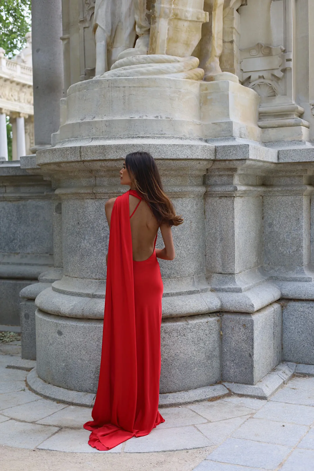 VESTIDO COMPRIDO VERMELHO COM CAPA